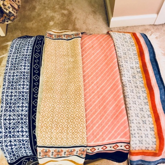 Set Of 4 Adorable Scarves - Picture 1 of 1
